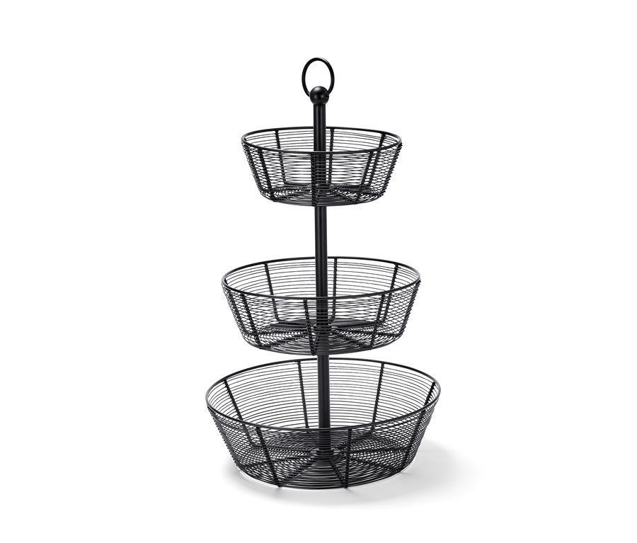 Schwarze Etagere mit drei Körben auf weißem Hintergrund.