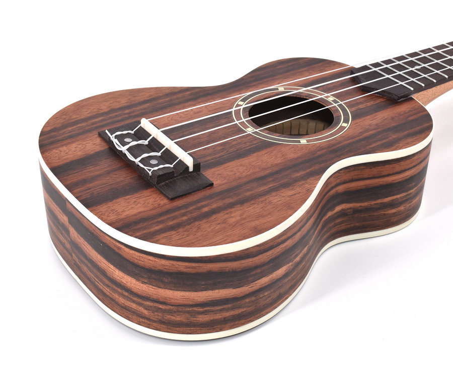 Detail einer braunen Voggenreiter Sopran-Ukulele »Zebrano« auf weißem Hintergrund.