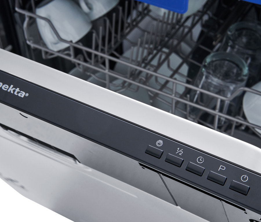 Geöffneter Respekta vollintegrierter-Geschirrspüler »GSP60IBAV« mit weißer Außenseite und schwarzem Bedienfeld, gefüllt mit weißen Tassen und Gläsern.