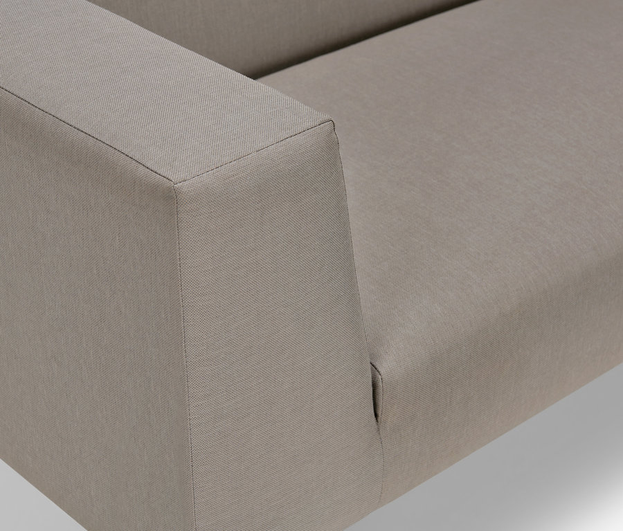 Detailansicht des Premium-Lounge-Sets mit Sitzhocker.