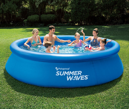 Sechs Personen haben Spaß in einem runden Summer Waves Pool mit ca. 366 cm Durchmesser.