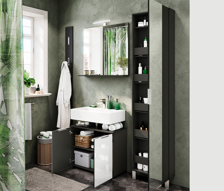 Badezimmer mit Waschtischunterschrank, Spiegel und Hochschrank.