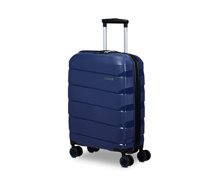 Ein kleiner, dunkelblauer American Tourister »Air Move« Spinner steht auf einem weißen Hintergrund.