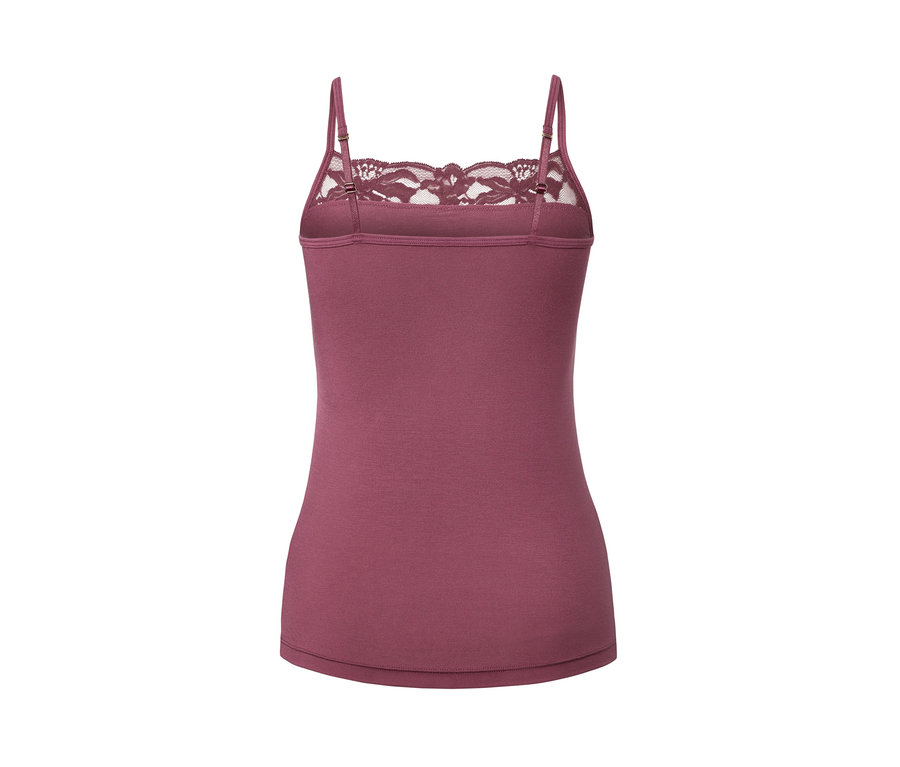 Rückansicht von einem Hemdchen in Beere mit Spitze.