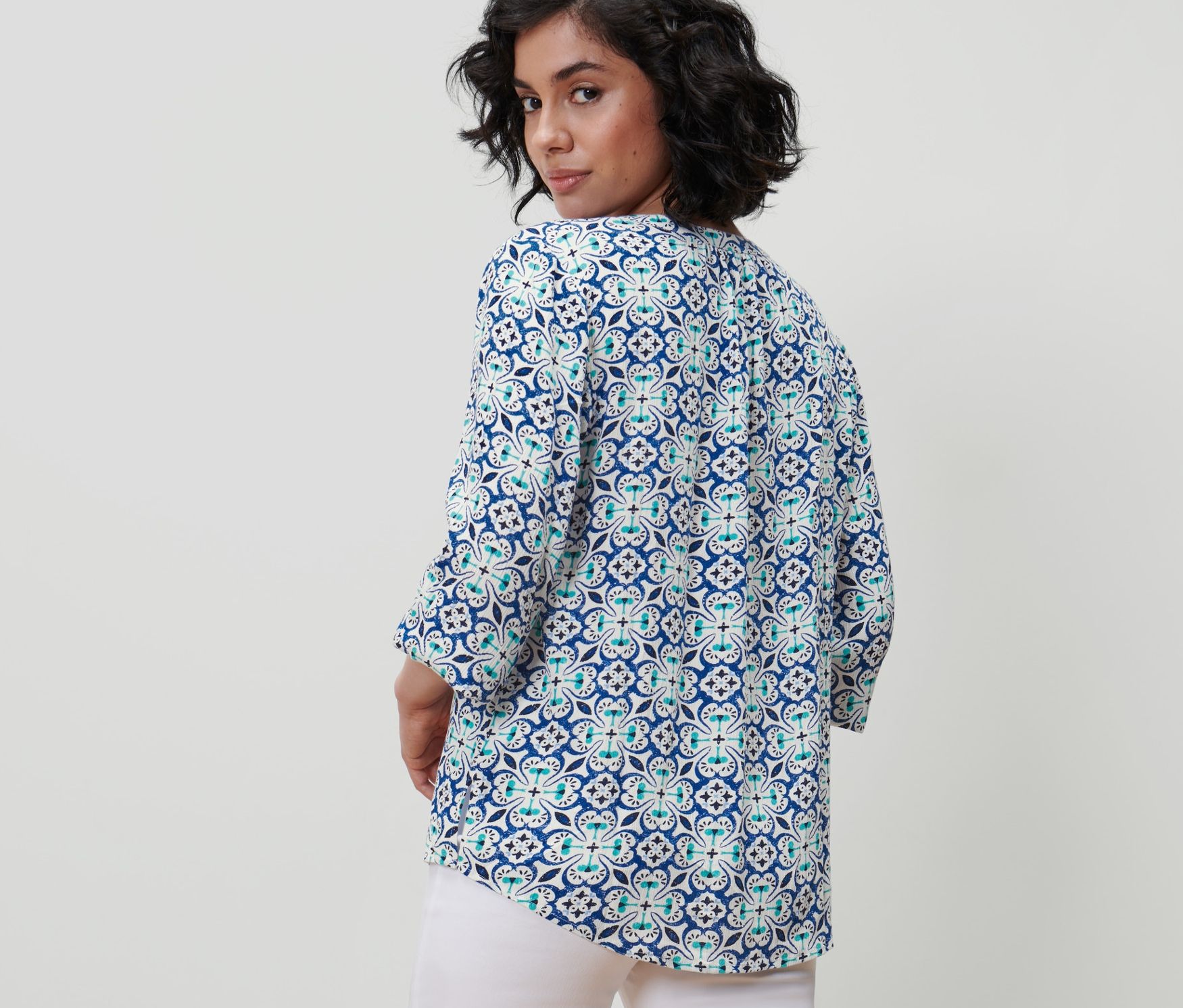 Thumbnail - Tchibo - Tunika-Bluse mit Alloverprint - Damen - Gr. 38 - weiß/print