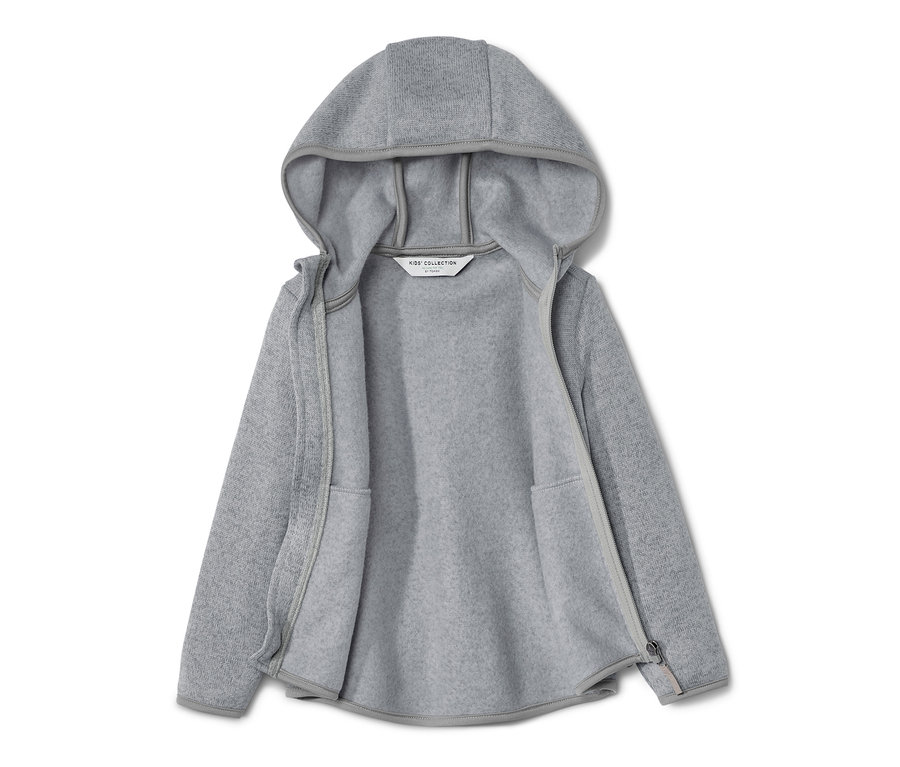 Geöffnete Kinder-Strickfleecejacke mit Kapuze.