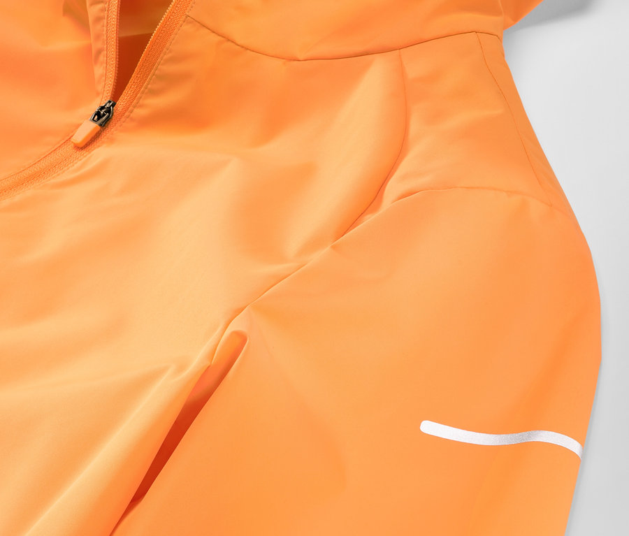 Detail einer neonorangen Windprotection-Laufjacke.