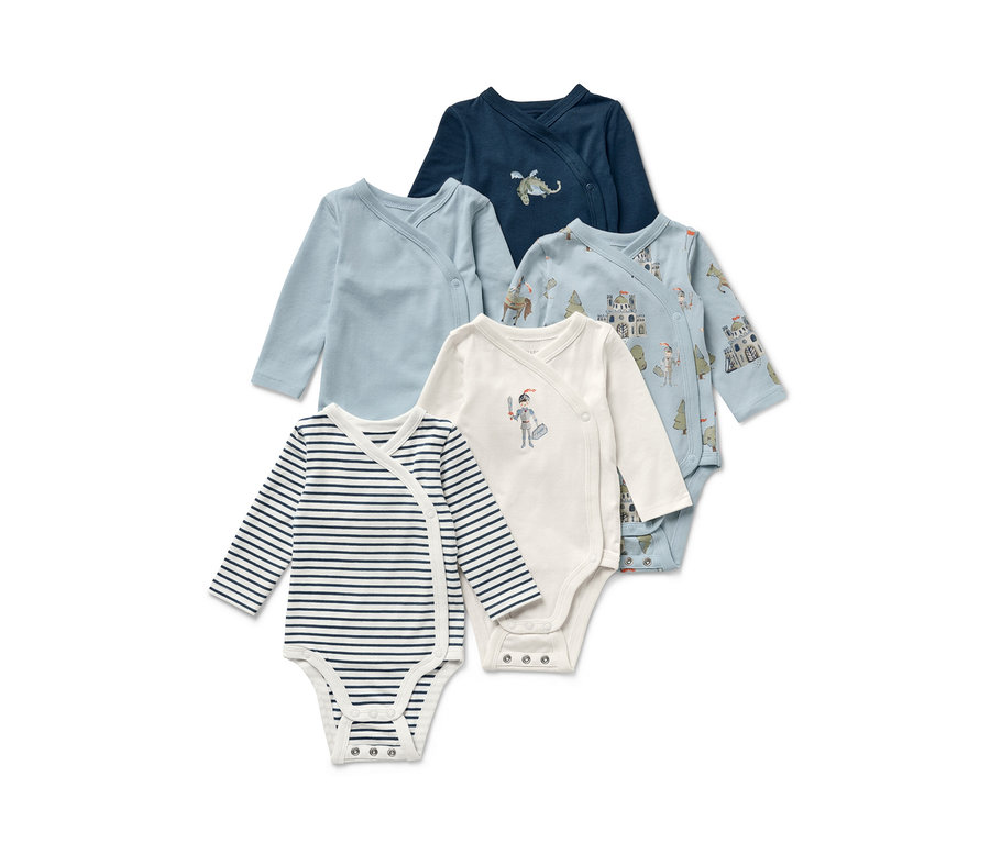 Fünf Baby-Bodys mit Mitwachsfunktion und Ritter-Motiv in Blau, Hellblau, Creme und mit Aufdruck.