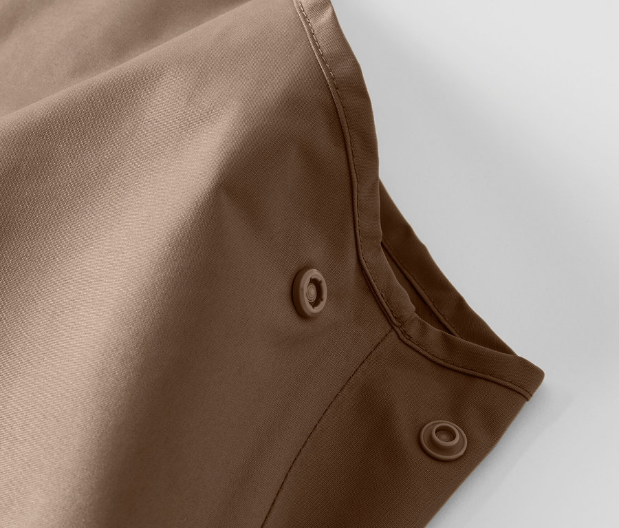 Detailaufnahme einer Kinder-Regenhose mit Druckknöpfen.