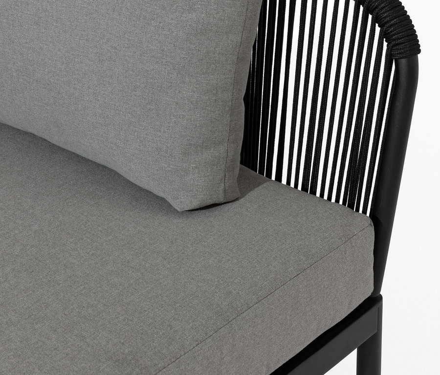 Detail einer modularen Lounge mit Textilgeflecht, grauen Kissen und schwarzen Rahmen.