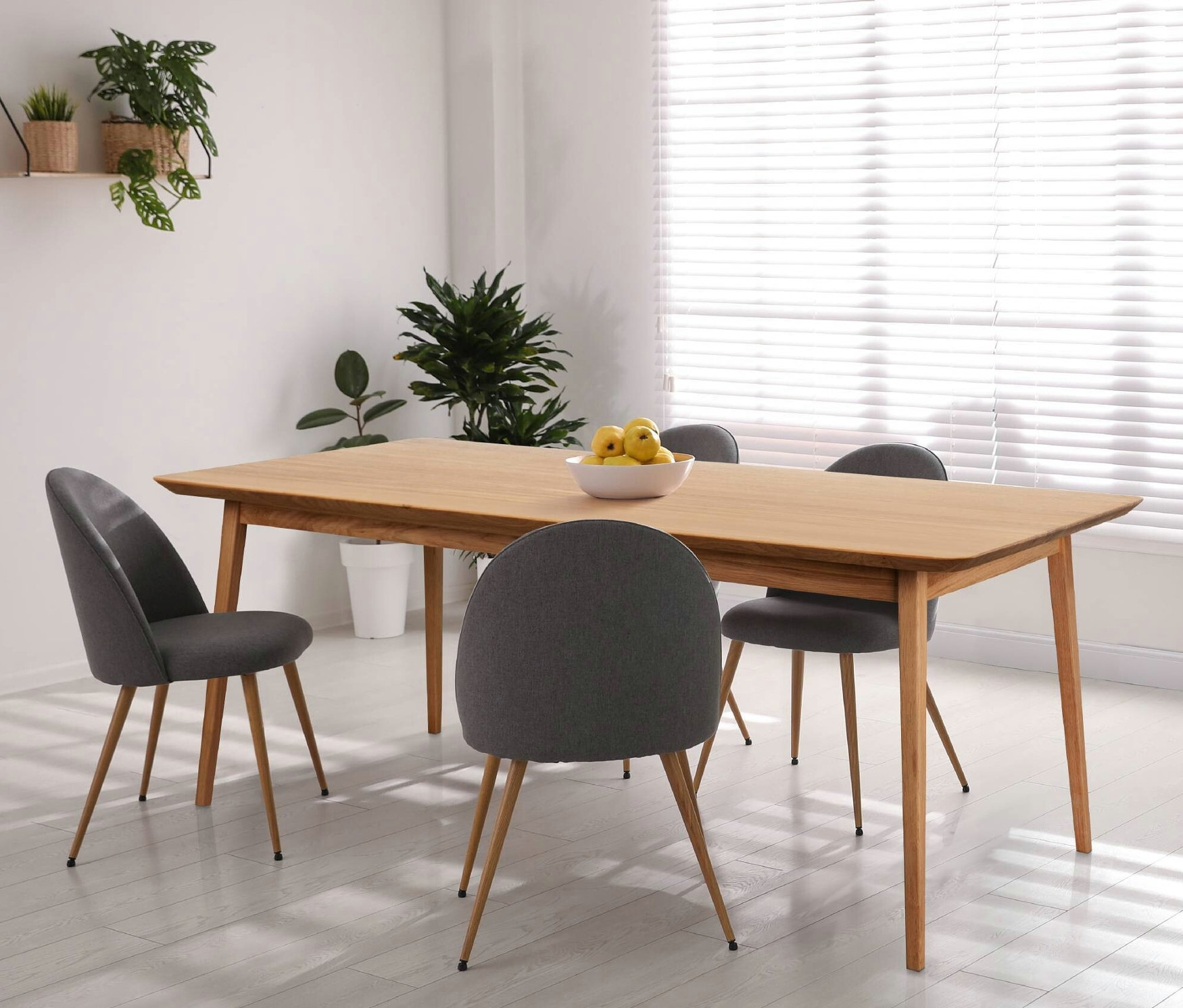 Vier graue Stühle umgeben den Holztisch Eglo Tisch Sangkimah 180 x 90 cm.