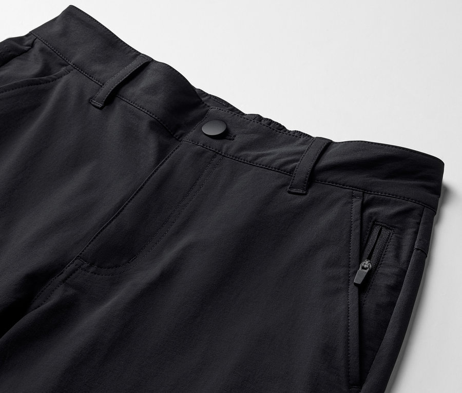 Detail einer schwarzen Softshellhose.