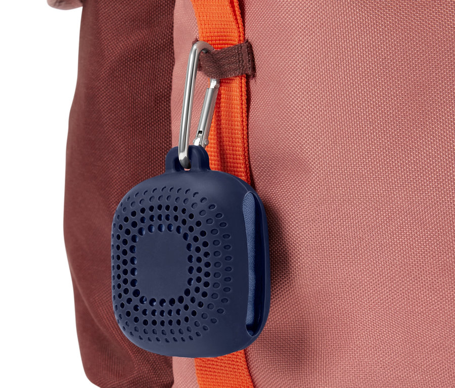 Blaues Outdoor-Handtuch mit Karabiner am Rucksack befestigt.