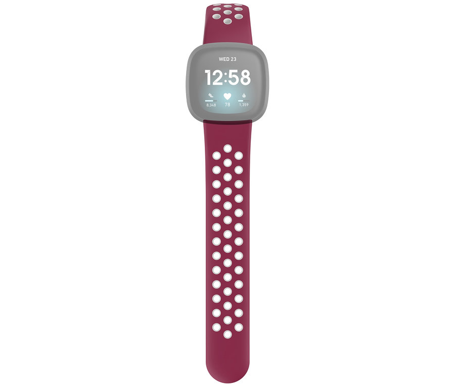 Nahaufnahme einer Fitbit Sense Smartwatch in Mondweiß mit zusätzlichem, gelochten Armband.