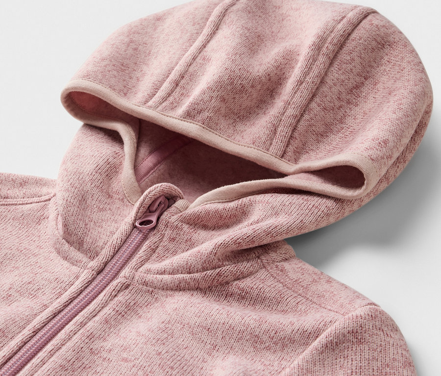 Detailansicht einer Kinder-Strickfleecejacke mit Kapuze und Reißverschluss.