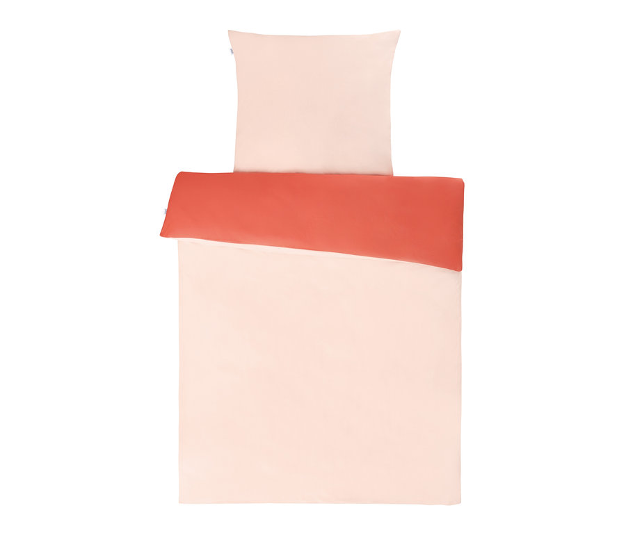 Hellrosa Bettlaken und Kissen mit korallenroter Decke heruntergeklappt. SCHÖNER WOHNEN-Kollektion Bettwäsche, Übergröße und Normalgröße.