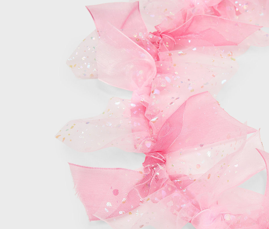 Nahaufnahme von rosa Tüllschleifen mit Pailletten.