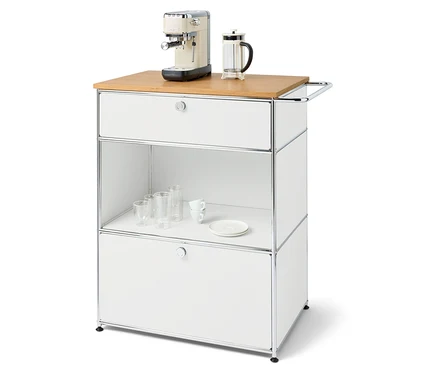 Kaffeemaschine und French Press auf einer weißen Kommode mit Schubladen und einem Regal mit Gläsern und einem Teller.