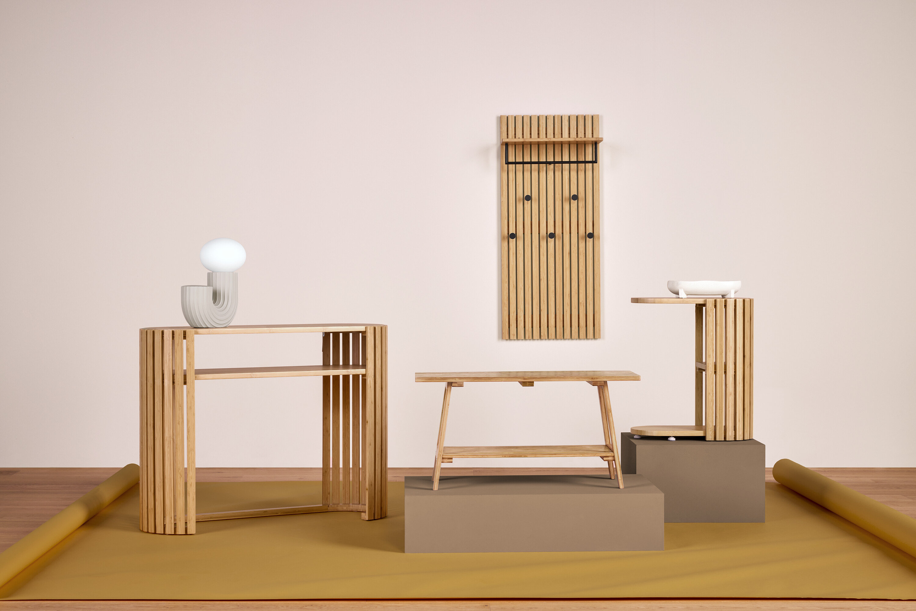 Helle Holzmöbel in einem Raum arrangiert.