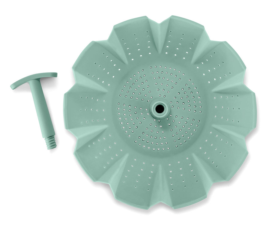 Ein hellgrünes Sieb und ein Stöpsel auf einem weißen Hintergrund.