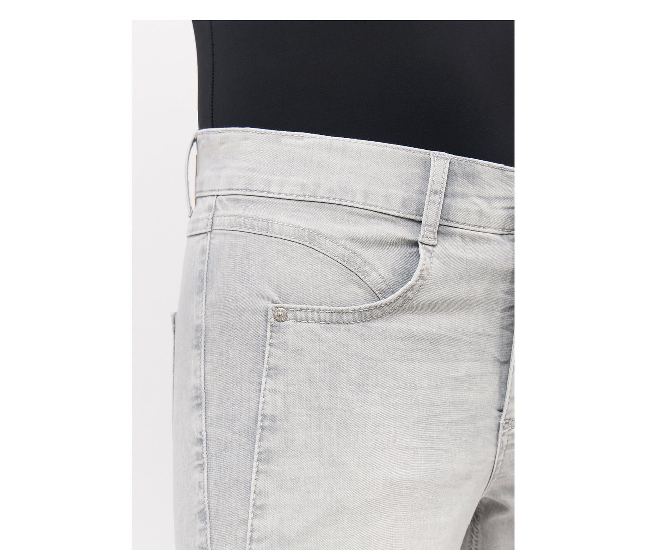 Hellegraue Angels Jeans »Ornella Seam« Slim Fit 7/8, mit sichtbarer Vordertasche und silbernem Niet.