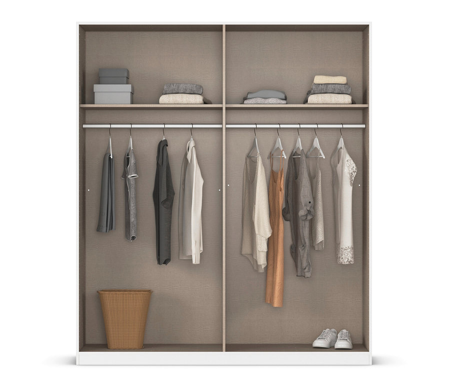 Innenansicht eines Schranks mit gefalteter Kleidung, hängender Kleidung, einem Weidenkorb und Schuhen. Sichtbar ist ein rauch Kleiderschrank »Skyla«, 4-türig, eiche.