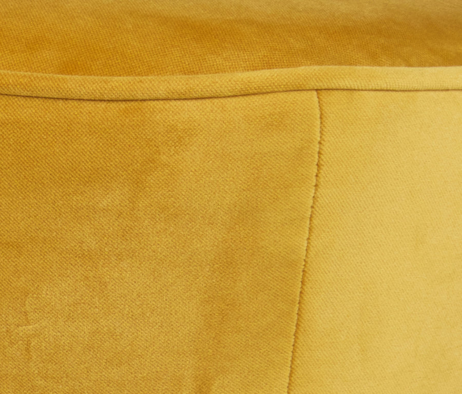 Detailansicht des ockerfarbenen Woood Sessel »Sara«.