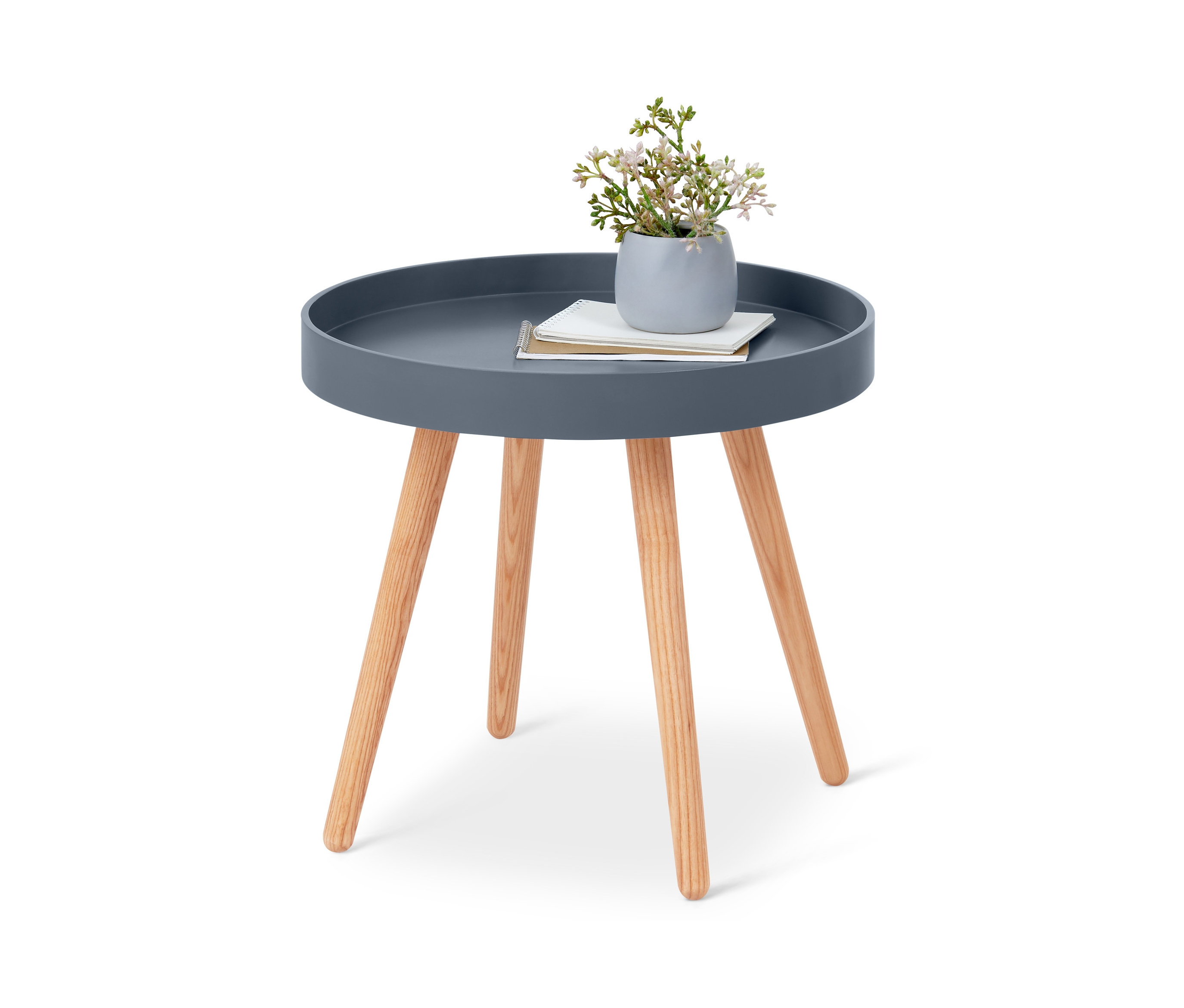 Ein runder Beistelltisch mit einer Blume in einer grauen Vase und einem Notizbuch.