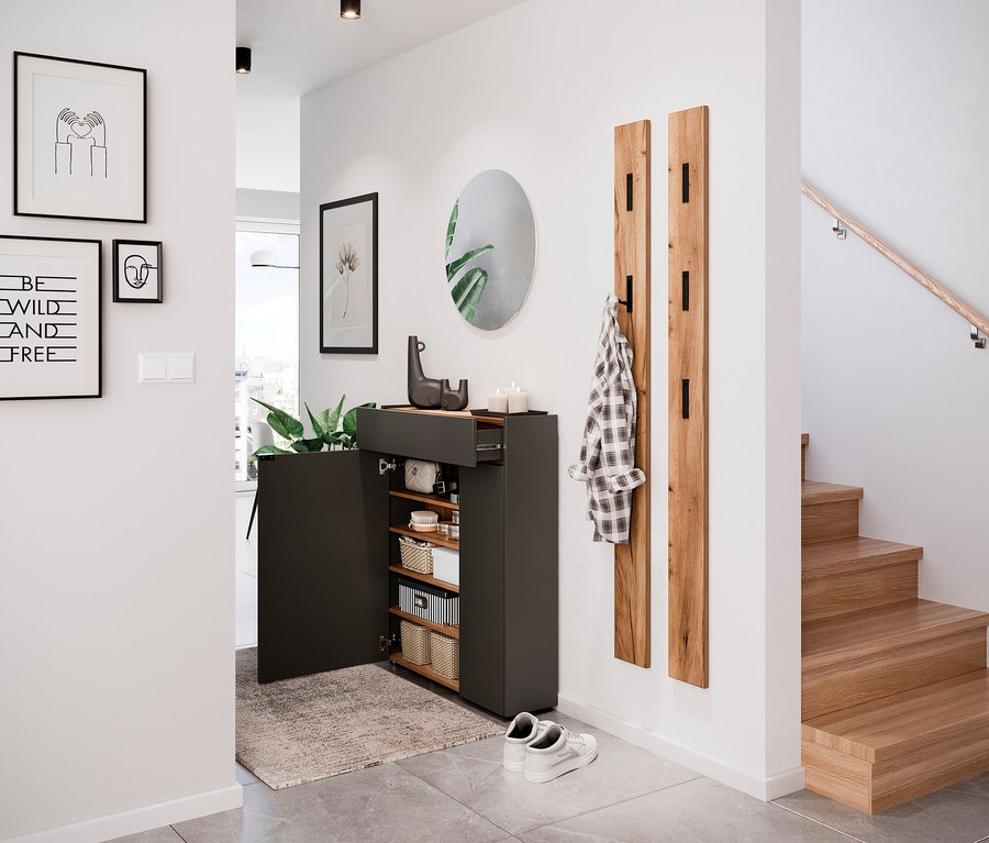 Eingangsbereich mit Schuhschrank, Spiegel, Garderobe und Treppe.