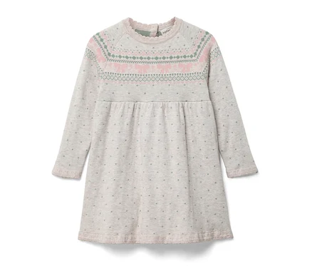 Graues, langärmeliges Kleid mit Muster auf der Brust.