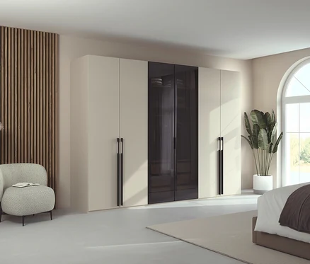Schlafzimmer Interieur mit beigem Schrank, Sessel und Fenster.