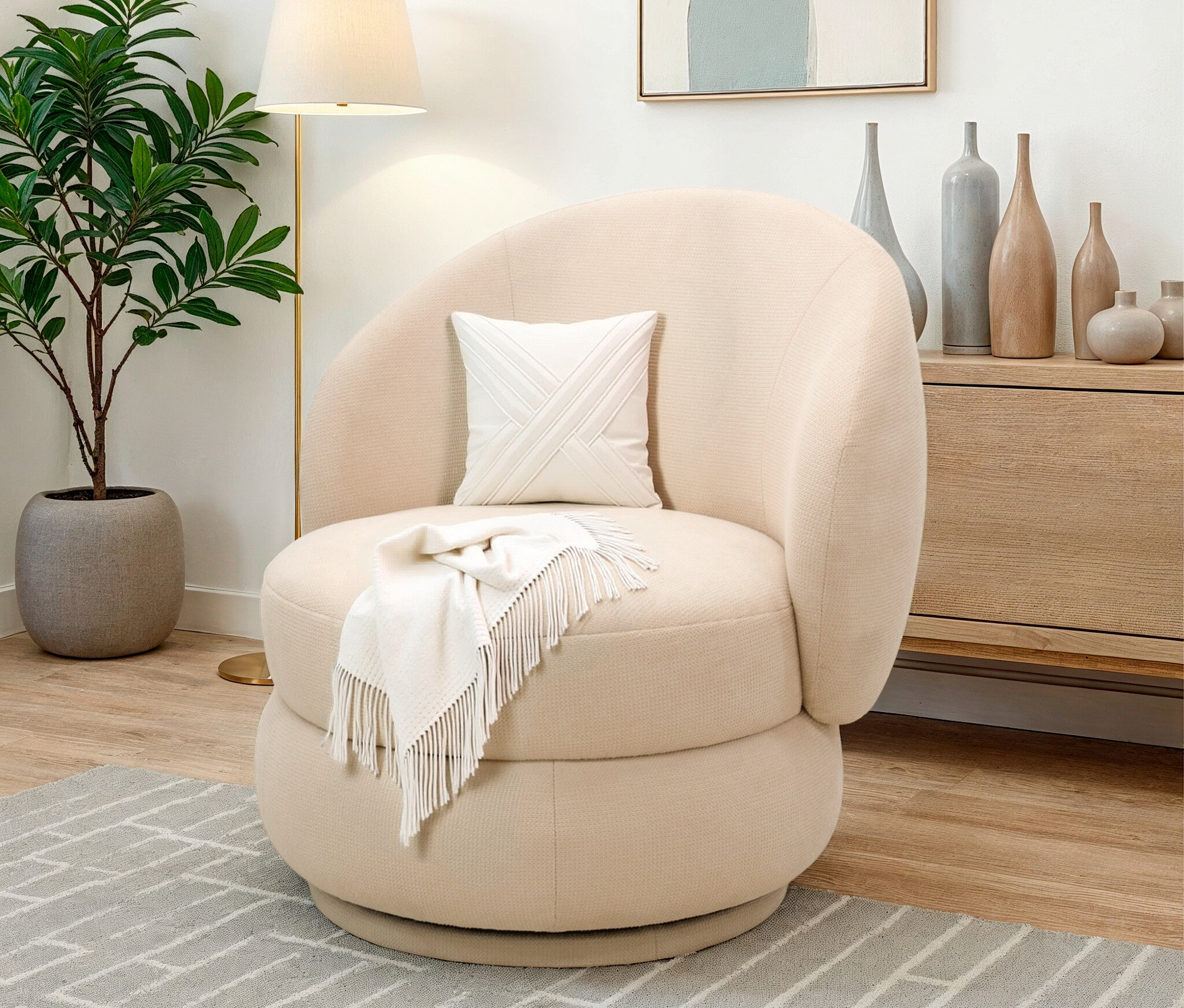 Cremefarbener DOMO Sessel mit Drehfunktion, Kissen und Überwurf im Wohnzimmer.