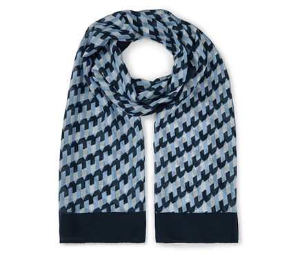 Ein blau-weiß gemusterter Schal mit geometrischem Muster.