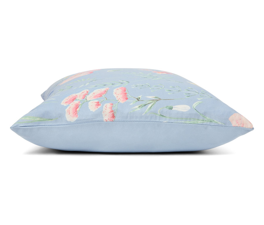 Nahaufnahme eines hellblauen Kissens mit Blumenmuster.