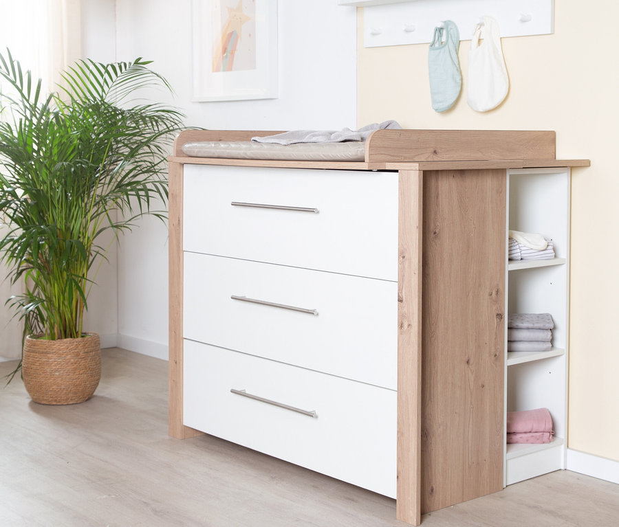 Detail der roba Kinderzimmerset »Malo« Wickelkommode mit drei Schubladen und offenen Regalen.