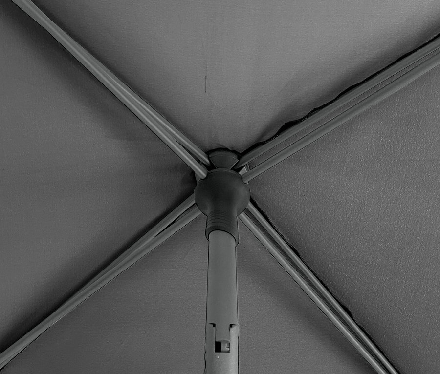 Detailansicht von unten des anthrazitfarbenen Leco Marktschirms, 250 x 250 cm, inklusive Abdeckhaube.