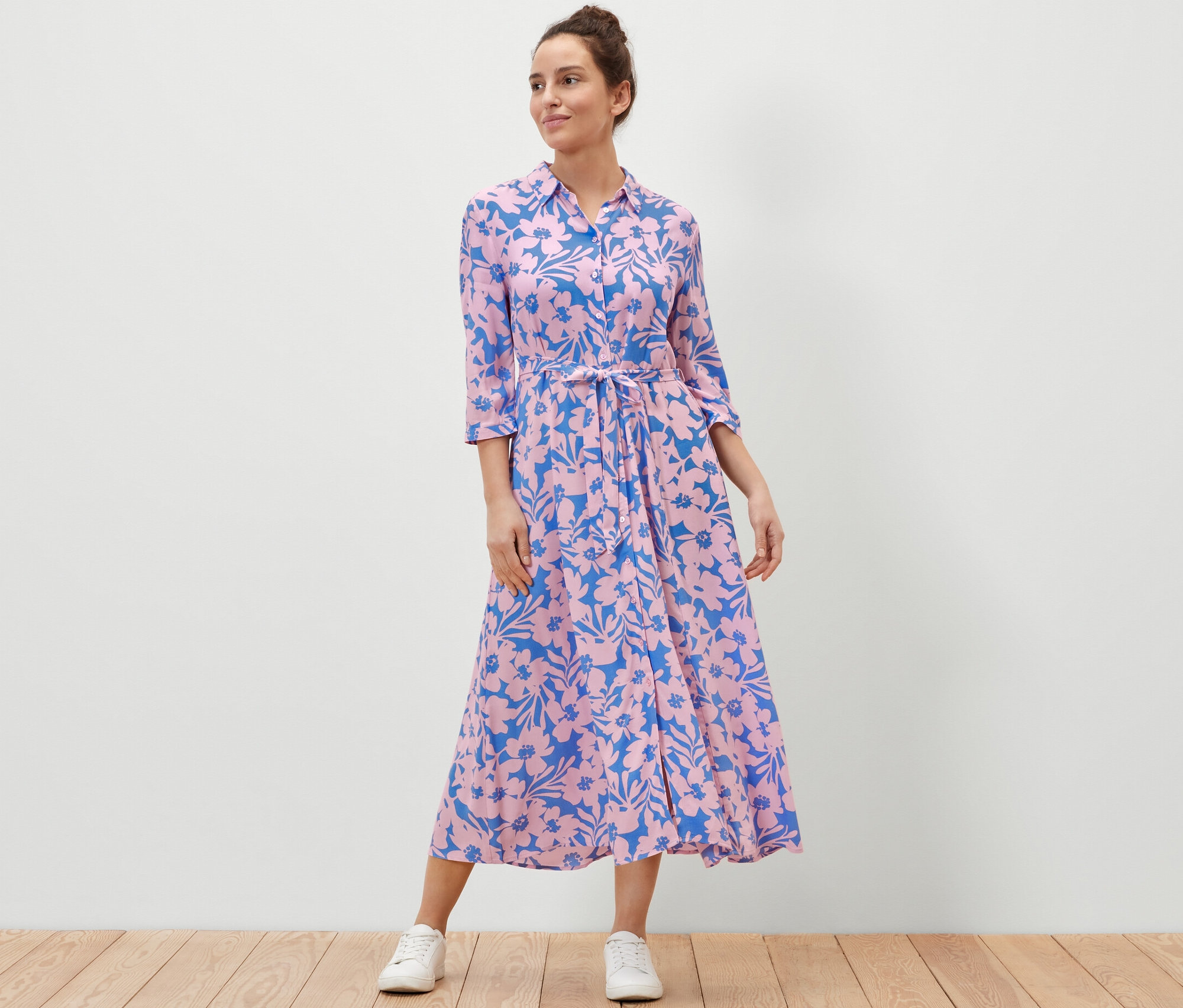 Frau trägt bedrucktes Hemdblusenkleid.