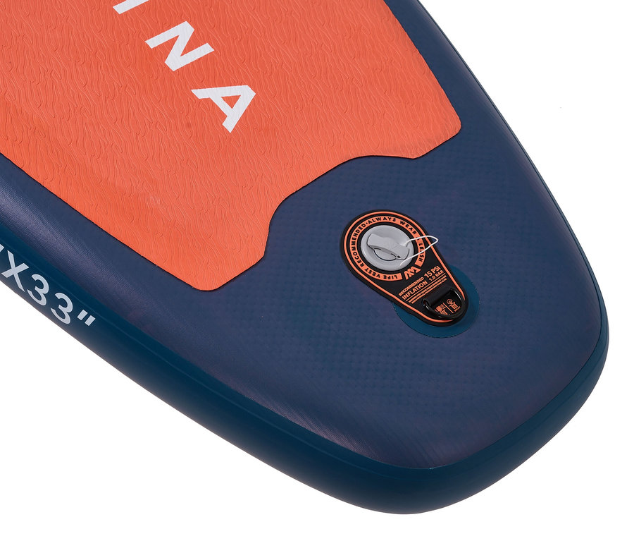 Detailaufnahme eines Aqua Marina SUP Boards »Monster« 12'0" mit orangefarbener Antirutschmatte und blauem Rand.