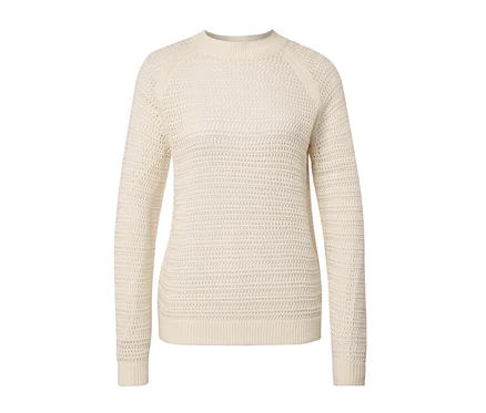 Ein cremefarbener Pullover in Pointellestrick vor einem weißen Hintergrund.