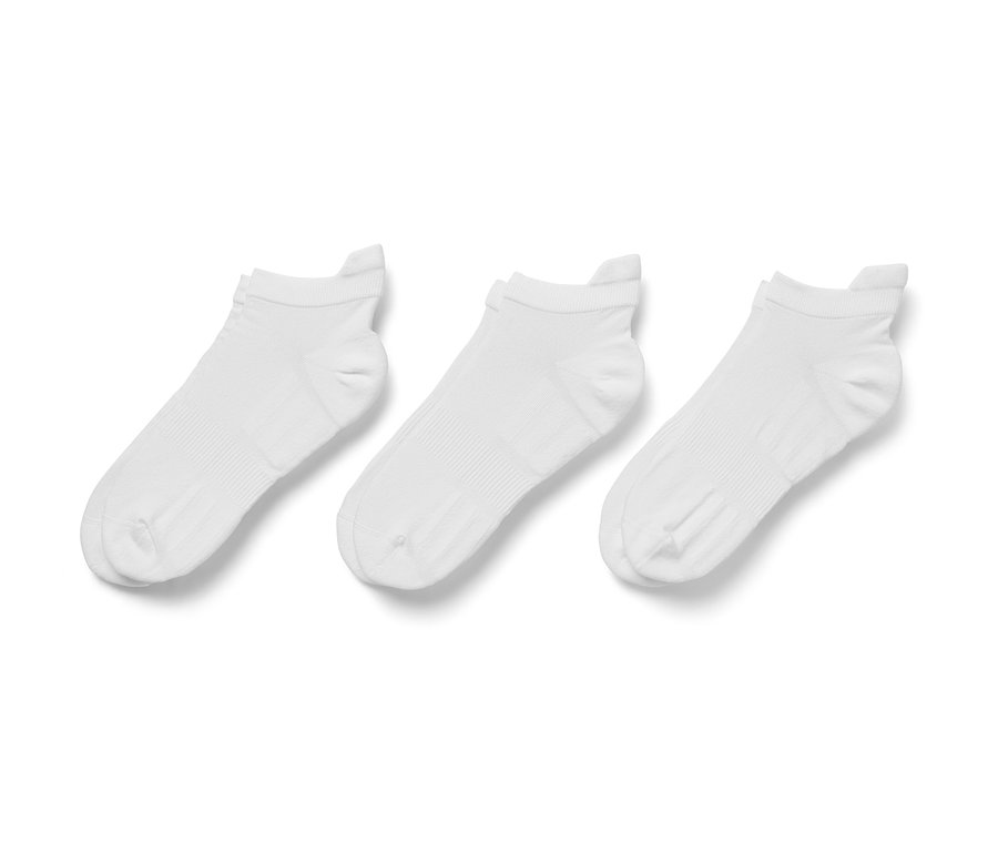 Drei Paar weiße Funktions-Sportsocken.