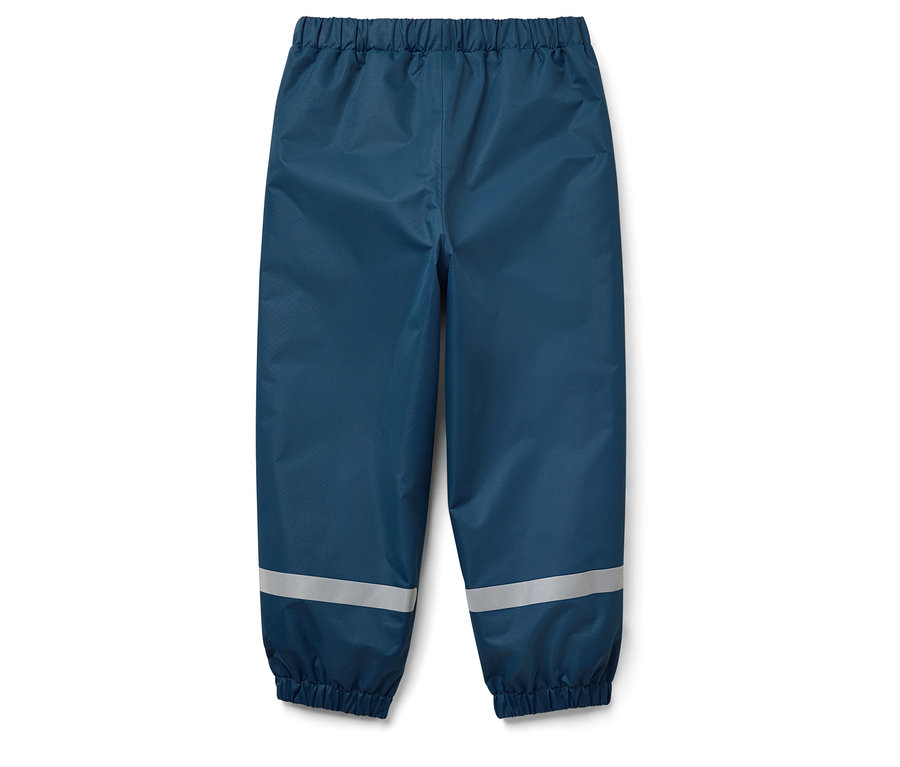 Blaue Regenhose mit Reflexstreifen.
