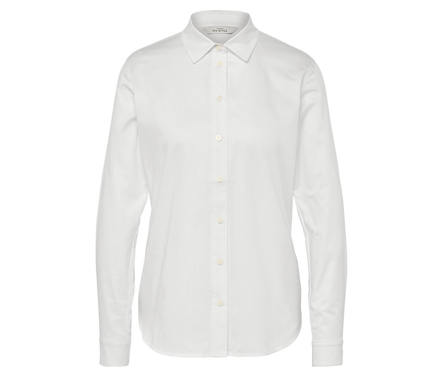 Weißes, langärmeliges Hemd mit Knöpfen.
