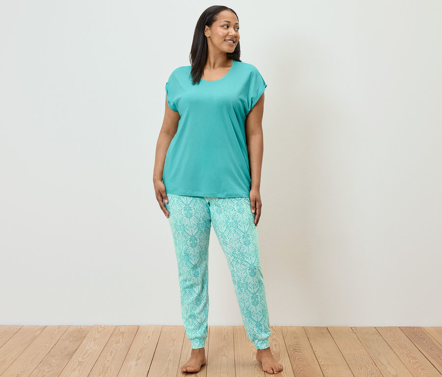 Frau trägt ein Pyjama-Set.