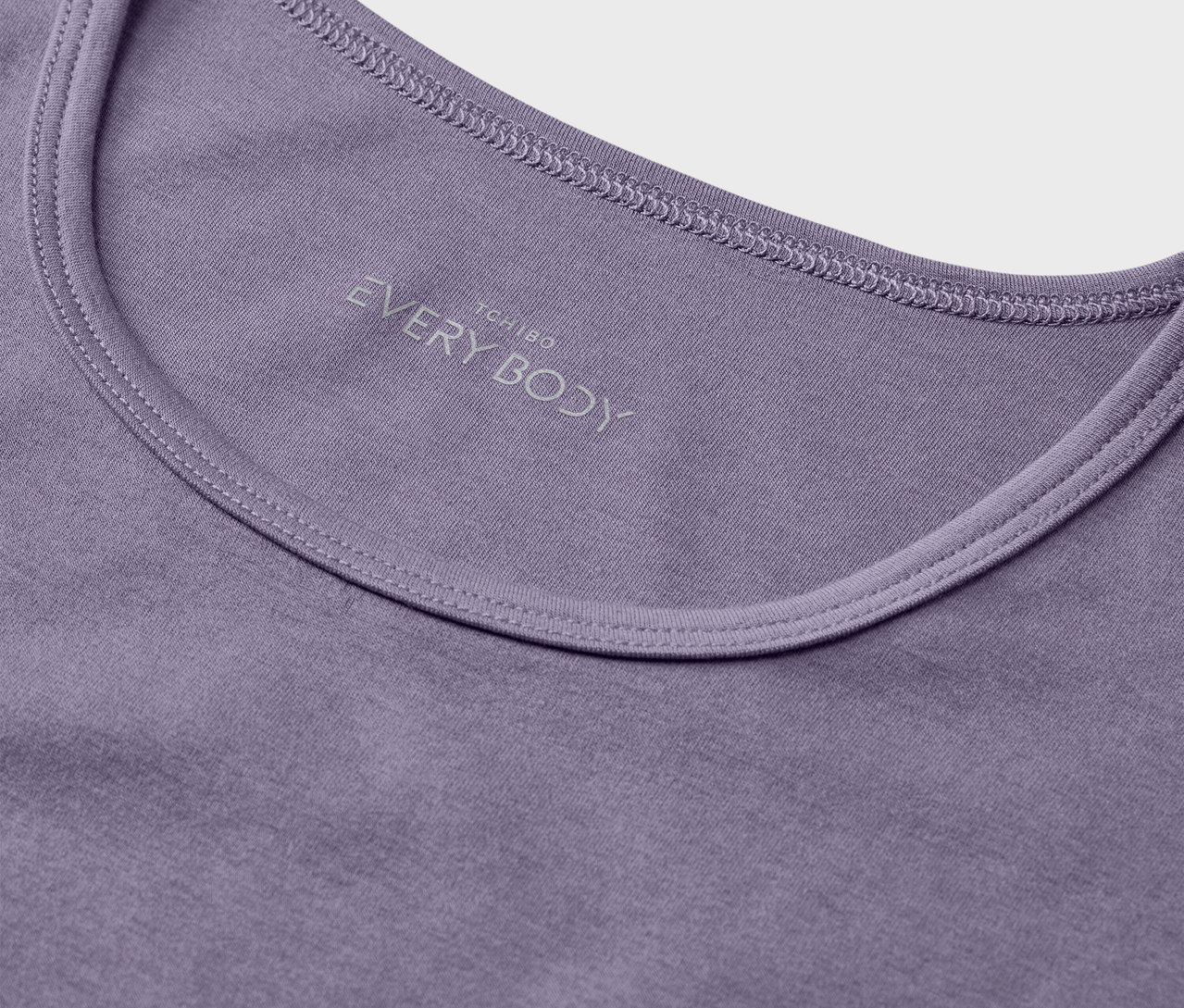 Detailaufnahme eines lilafarbenen T-Shirts mit dem Aufdruck "EVERY BODY".