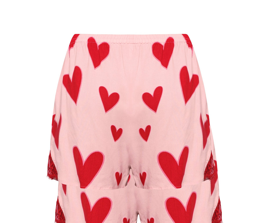 Detailaufnahme eines Shorty-Pyjamas mit roten Herzen.