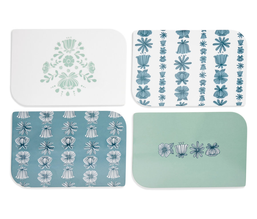 Vier rechteckige Untersetzer mit floralen Mustern in Blau und Weiß.