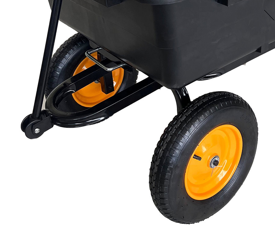 Detailaufnahme eines schwarzen Dreirads mit orangefarbenen Felgen.