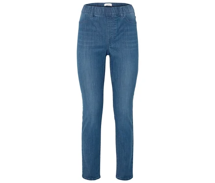 Eine blaue Jeanshose liegt vor einem weißen Hintergrund.