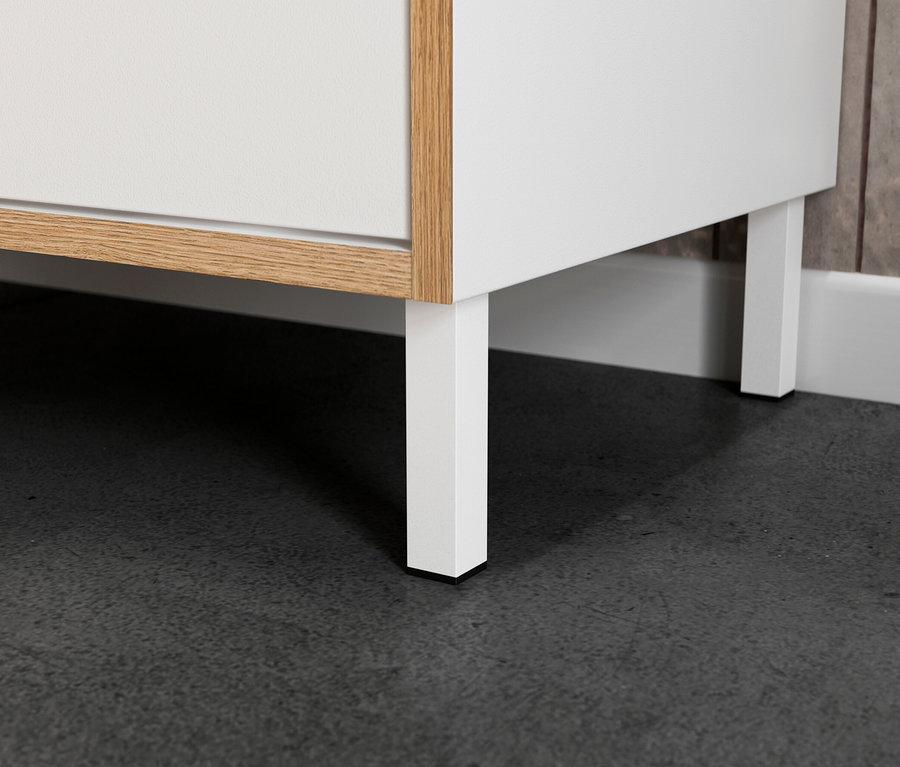 Detail eines weißen Waschbeckenunterschranks »Namsos 5000« mit Holzrand und weißen Beinen.