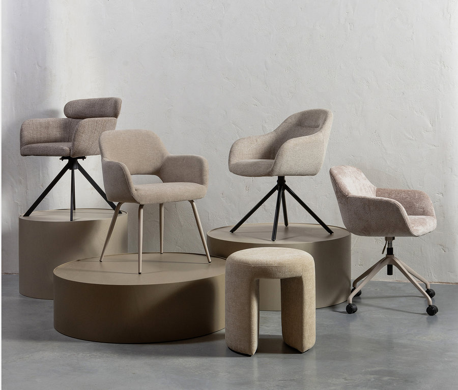 Fünf beige Stühle und ein Hocker auf grauem Boden, darunter Woood Stühle »Fenne«, 2er-Set, natur.